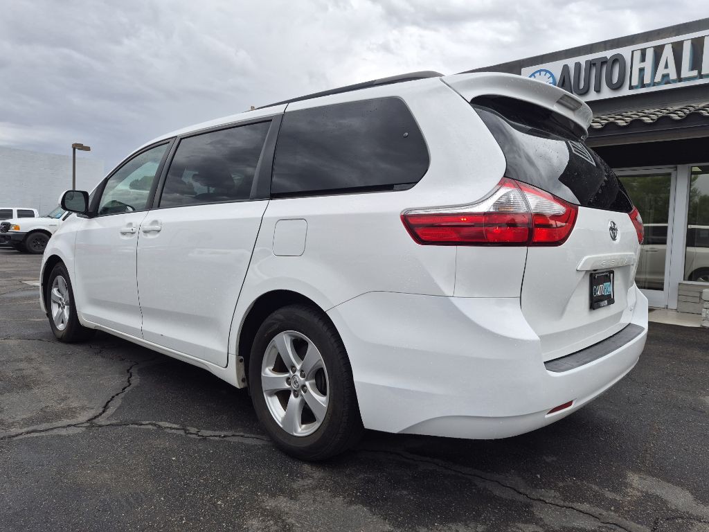 2015 Toyota Sienna Image 3