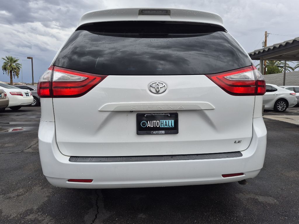 2015 Toyota Sienna Image 4