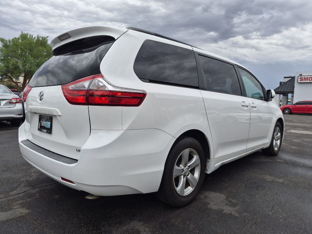 2015 Toyota Sienna Image 5