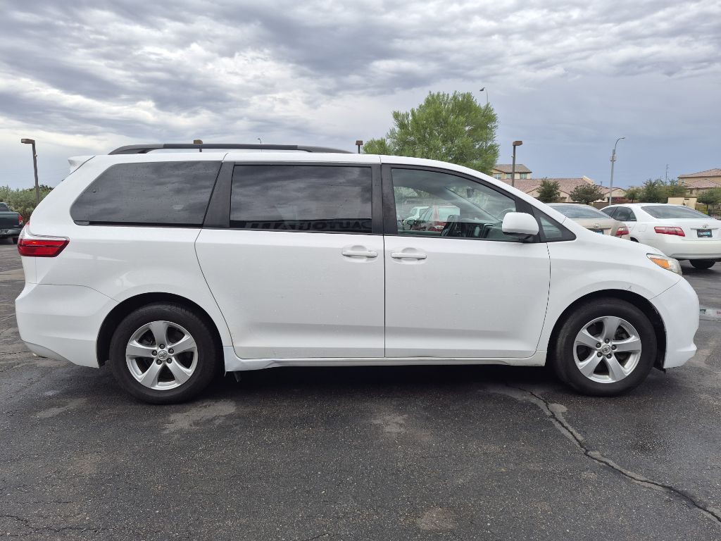 2015 Toyota Sienna Image 6