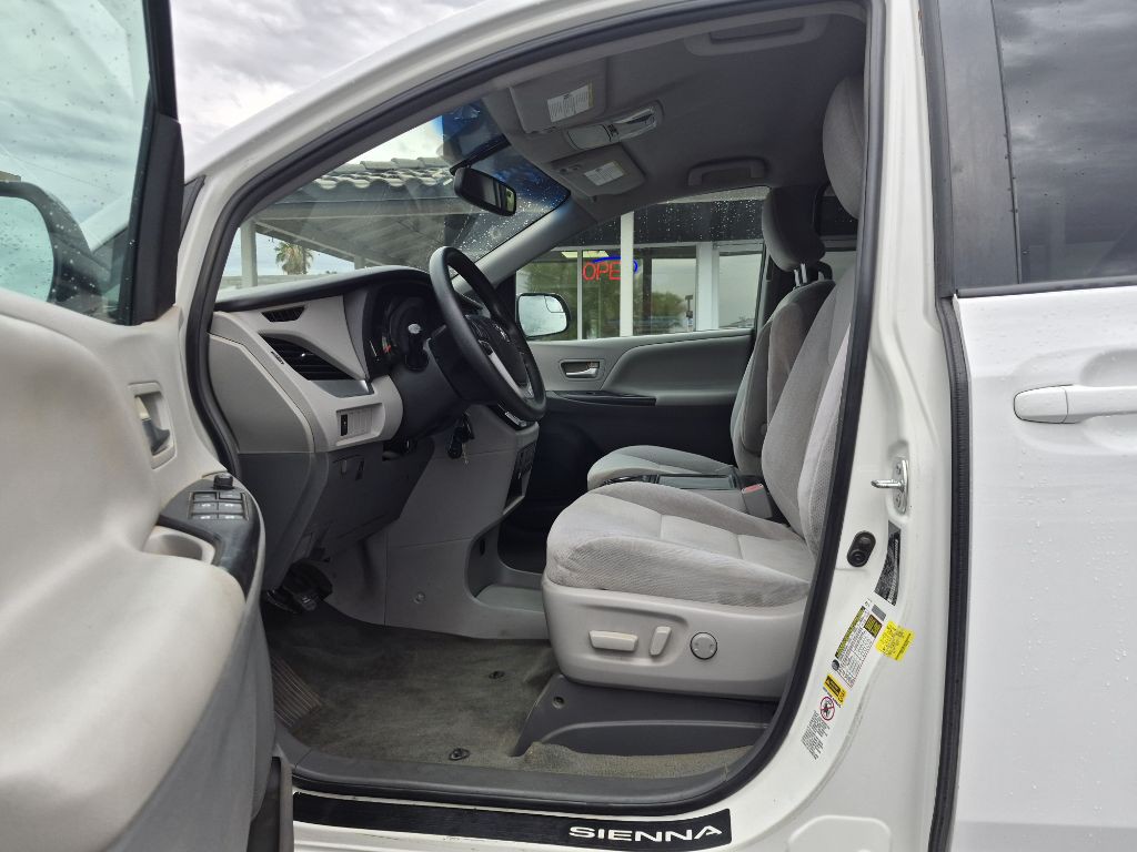 2015 Toyota Sienna Image 9