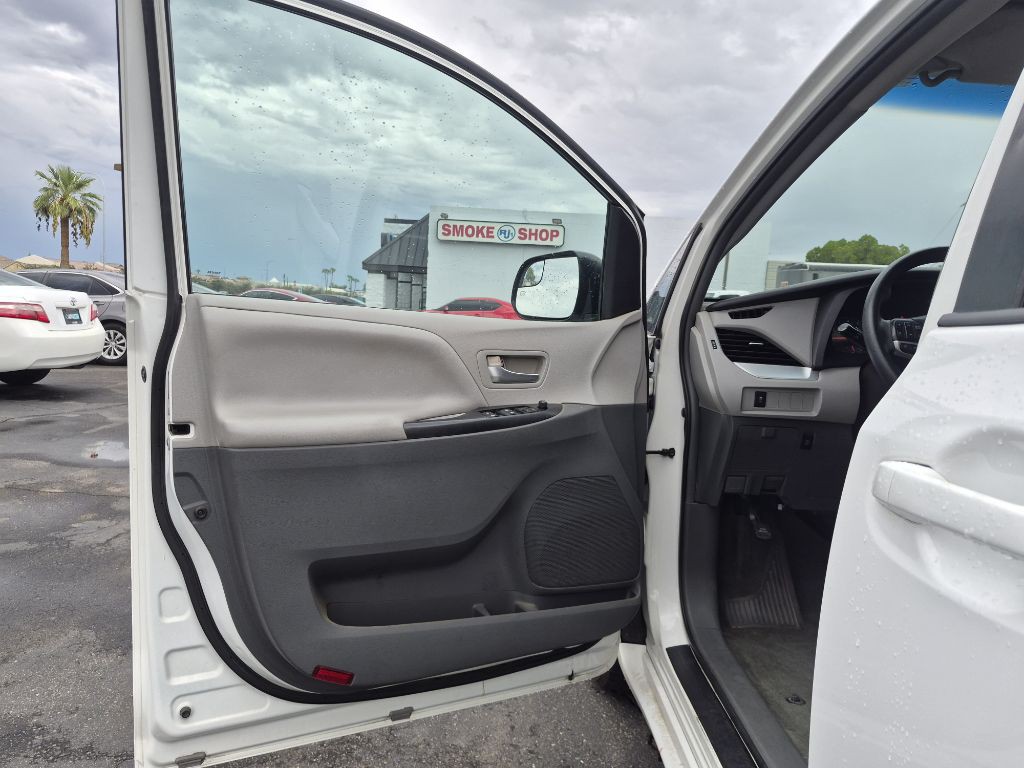 2015 Toyota Sienna Image 10