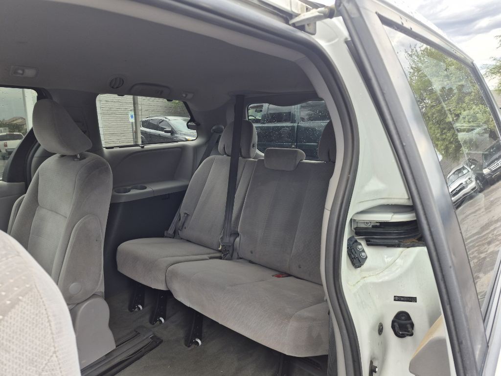 2015 Toyota Sienna Image 11