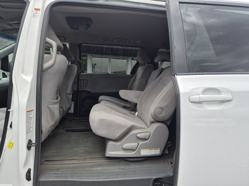 2015 Toyota Sienna Image 12