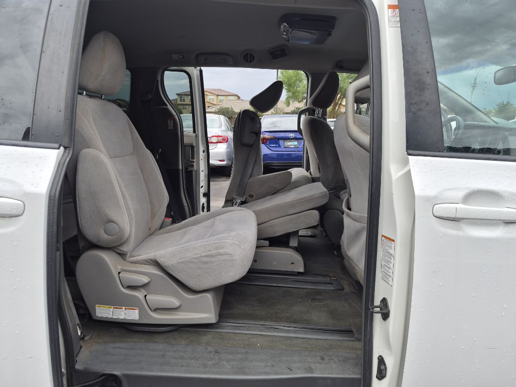 2015 Toyota Sienna Image 13