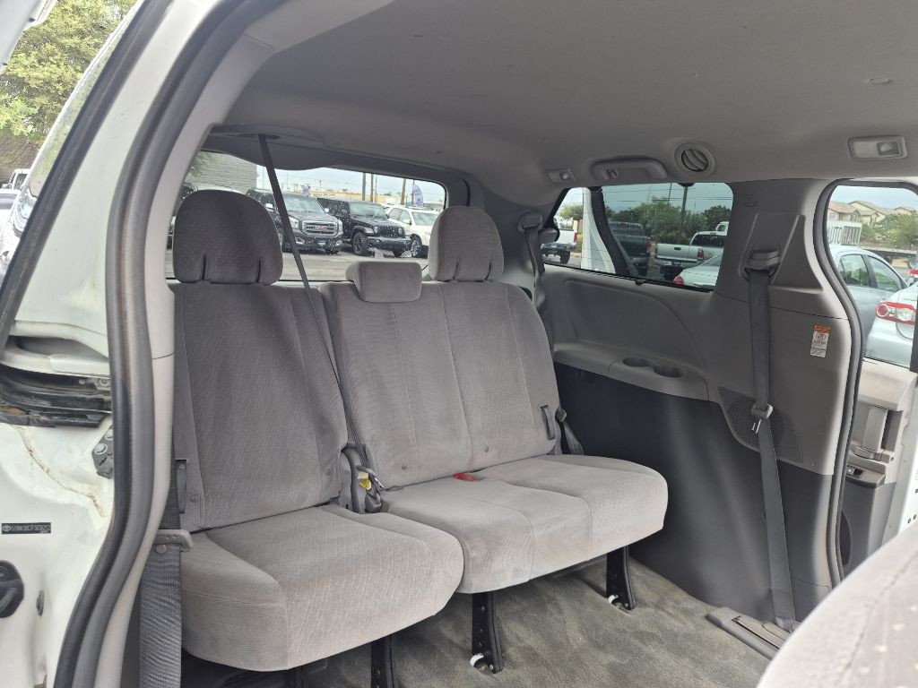 2015 Toyota Sienna Image 14