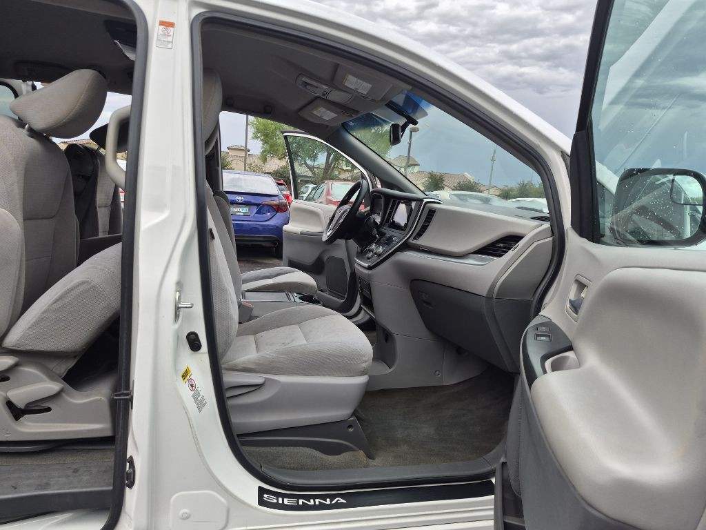 2015 Toyota Sienna Image 15