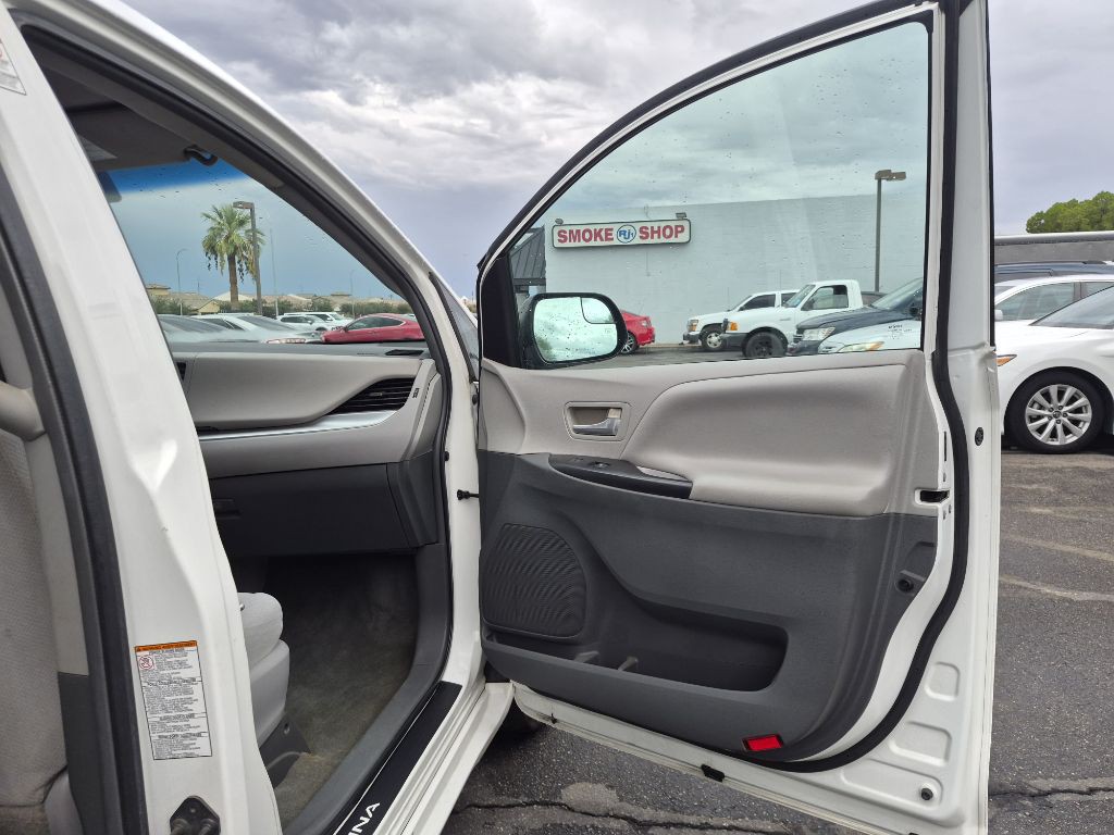2015 Toyota Sienna Image 16