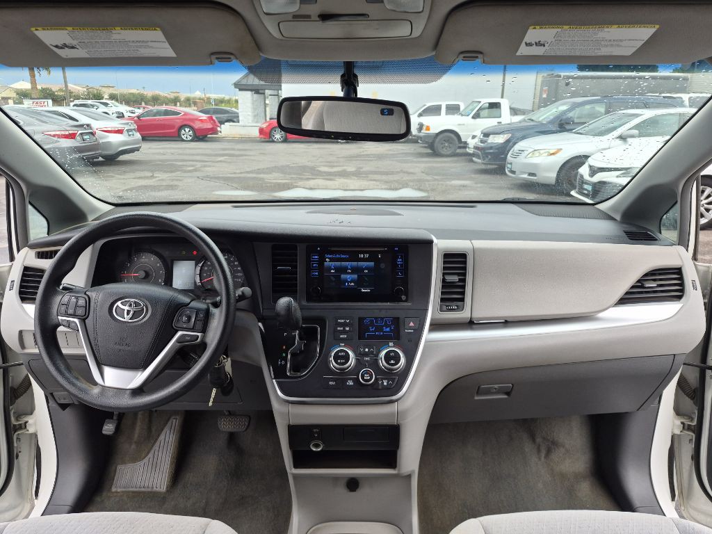 2015 Toyota Sienna Image 17