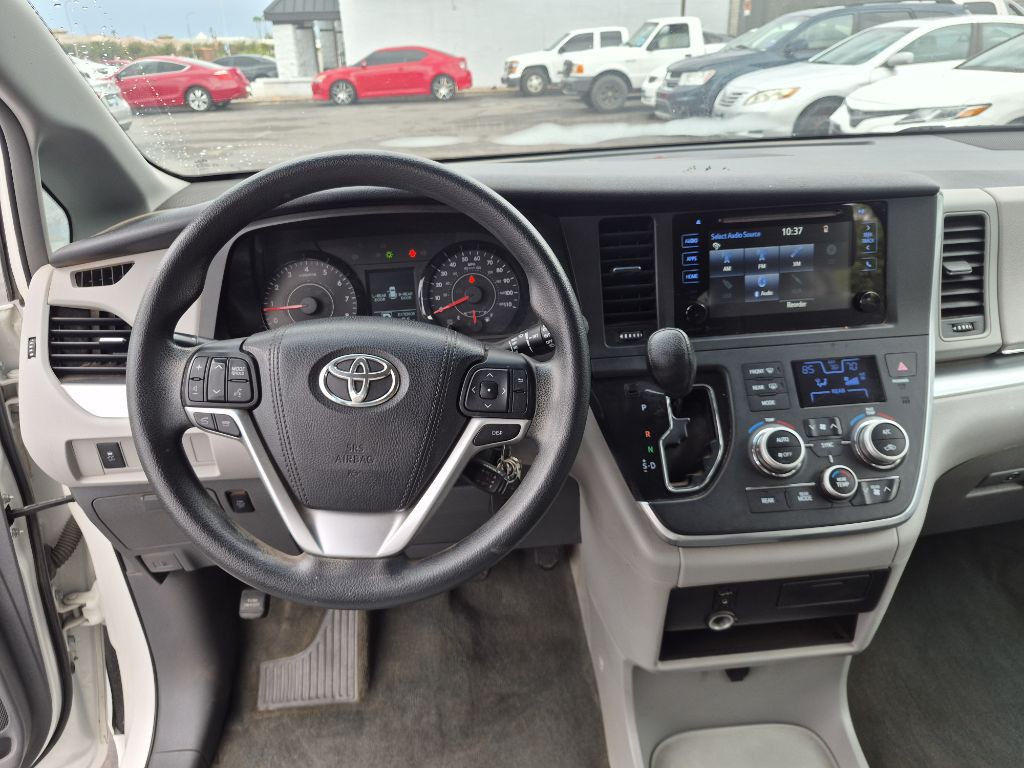 2015 Toyota Sienna Image 18