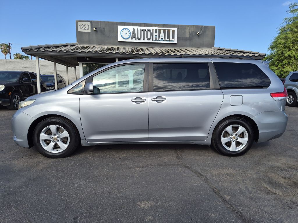 2011 Toyota Sienna Image 2