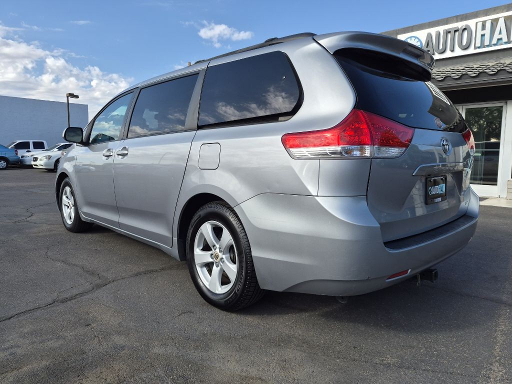2011 Toyota Sienna Image 3