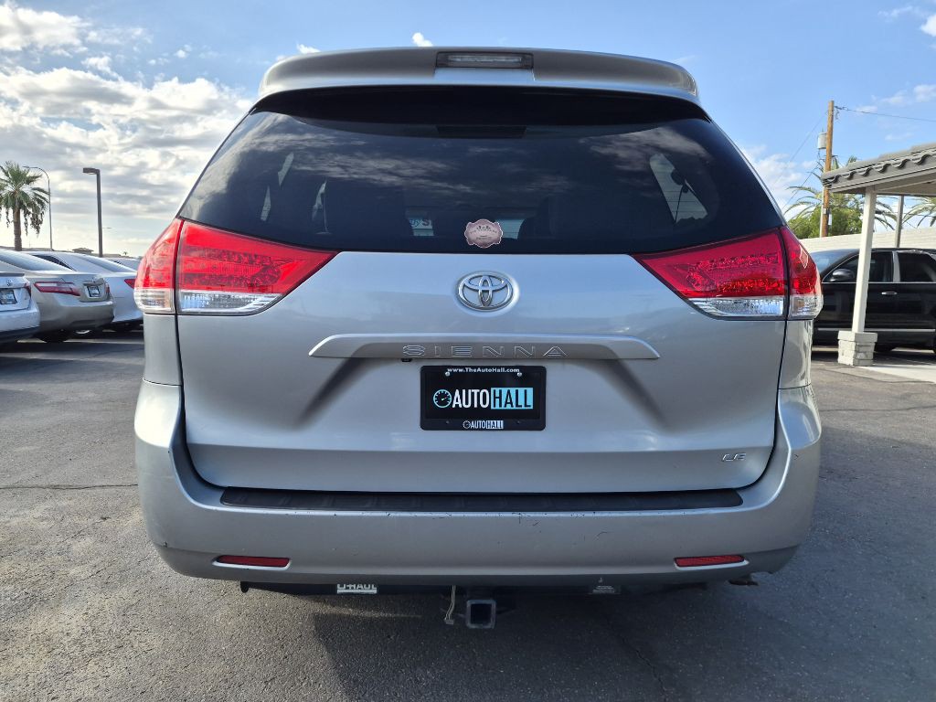 2011 Toyota Sienna Image 4