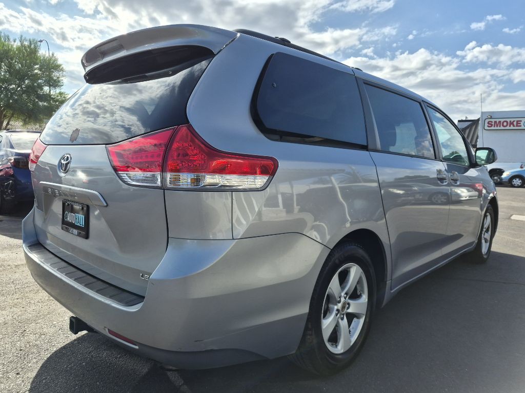 2011 Toyota Sienna Image 5