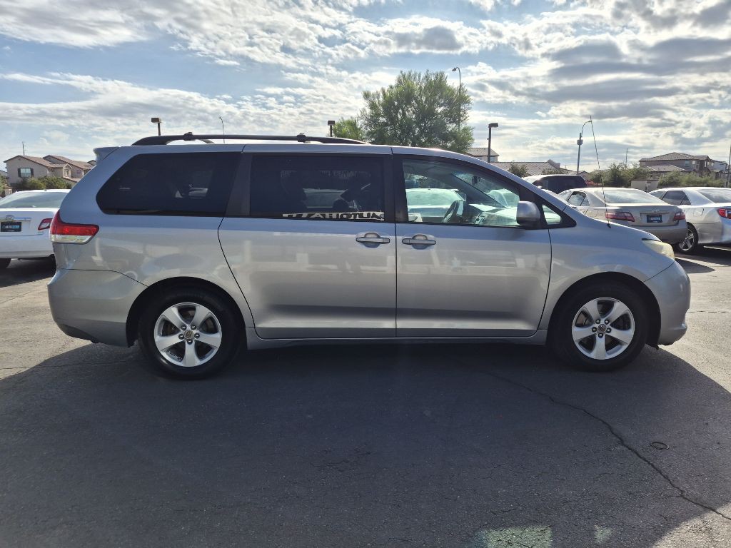 2011 Toyota Sienna Image 6