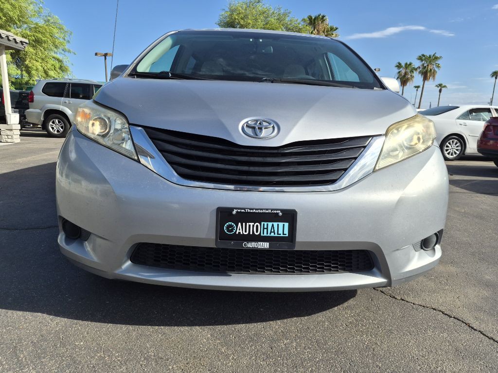 2011 Toyota Sienna Image 8