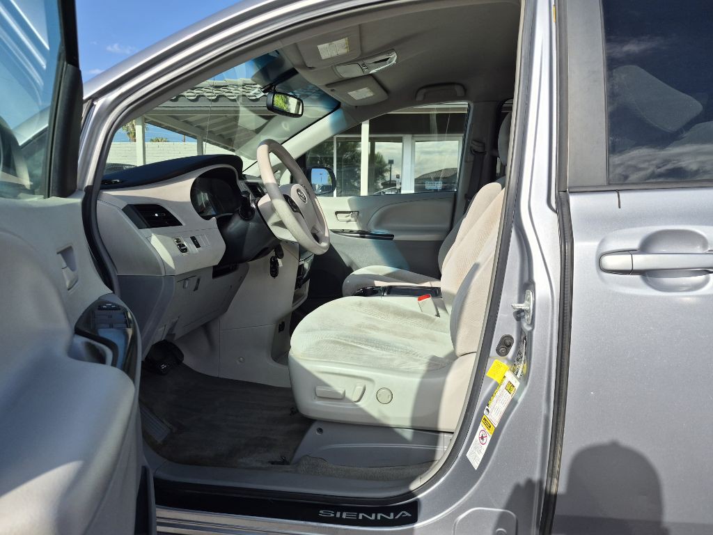 2011 Toyota Sienna Image 9