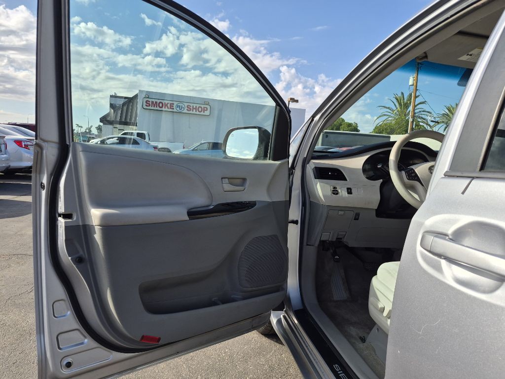 2011 Toyota Sienna Image 10