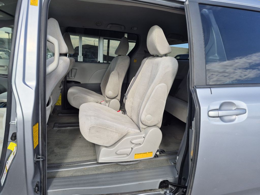 2011 Toyota Sienna Image 11