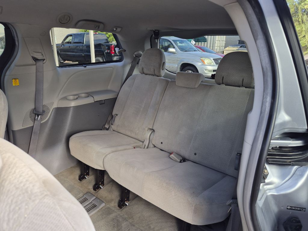 2011 Toyota Sienna Image 12