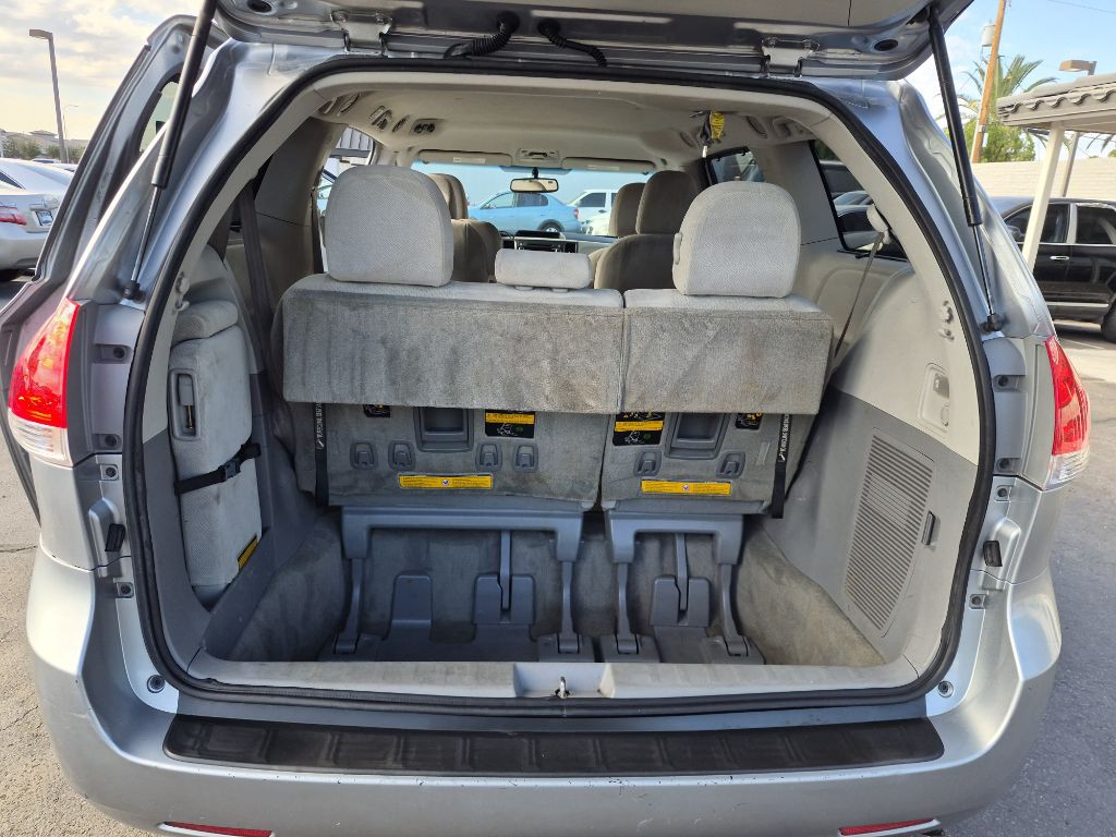 2011 Toyota Sienna Image 13