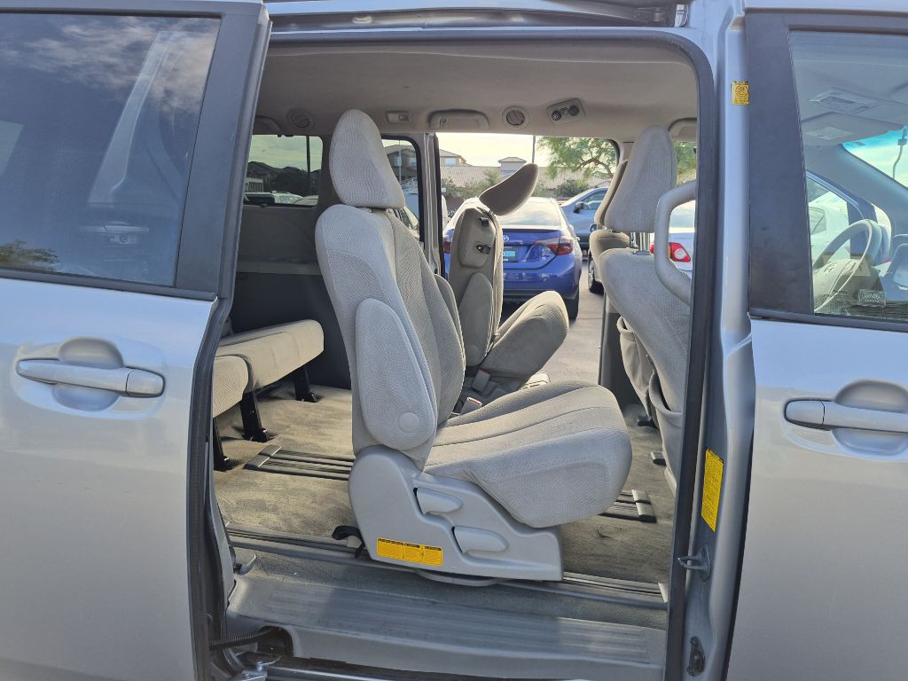 2011 Toyota Sienna Image 14