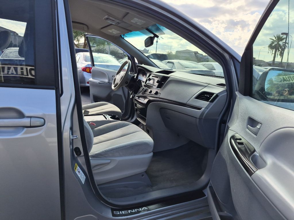 2011 Toyota Sienna Image 15