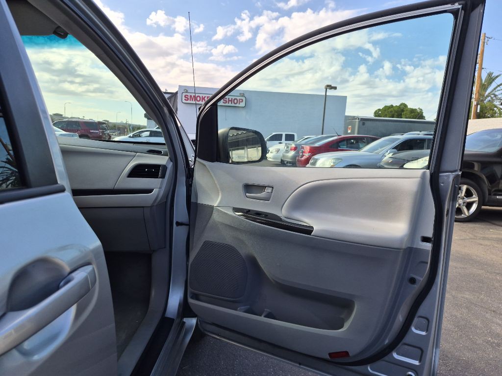 2011 Toyota Sienna Image 16