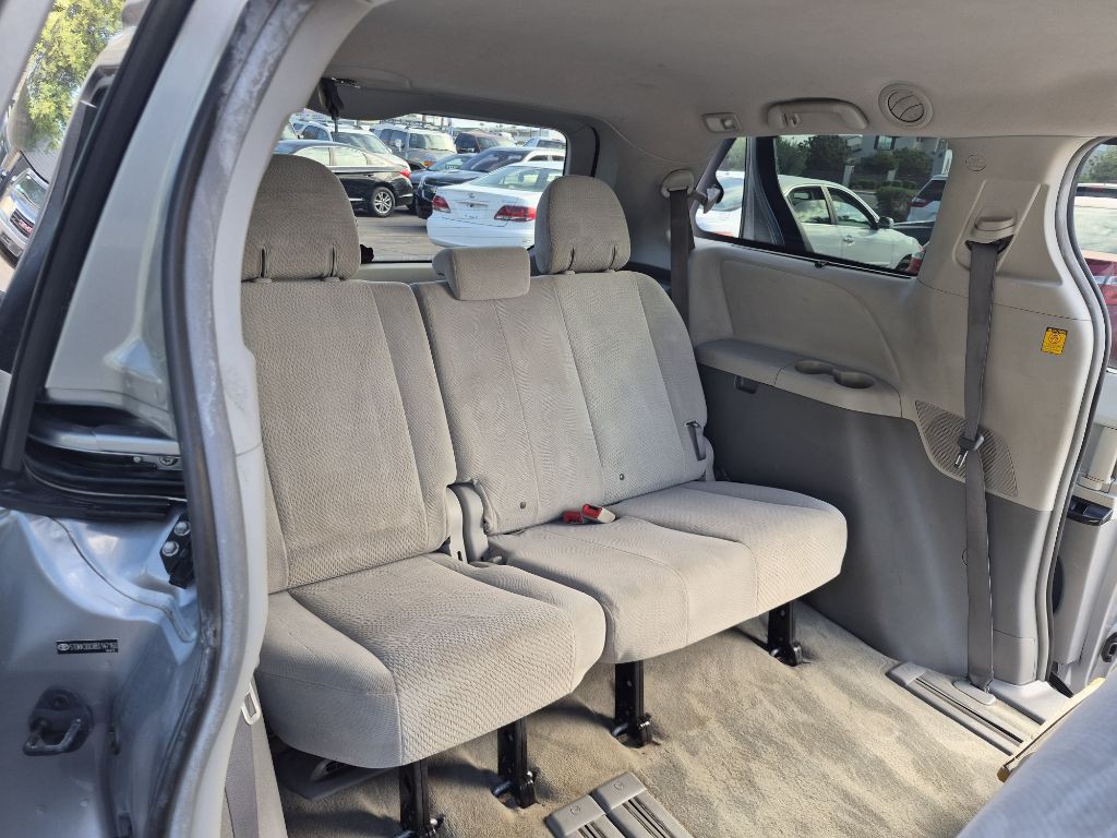 2011 Toyota Sienna Image 17