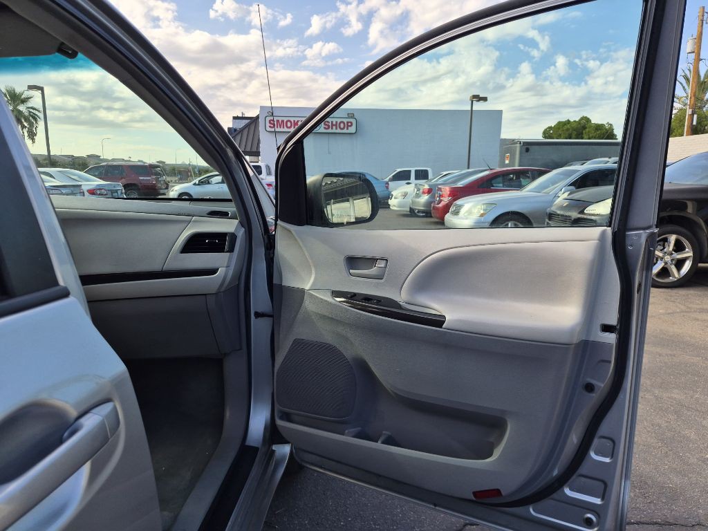 2011 Toyota Sienna Image 18