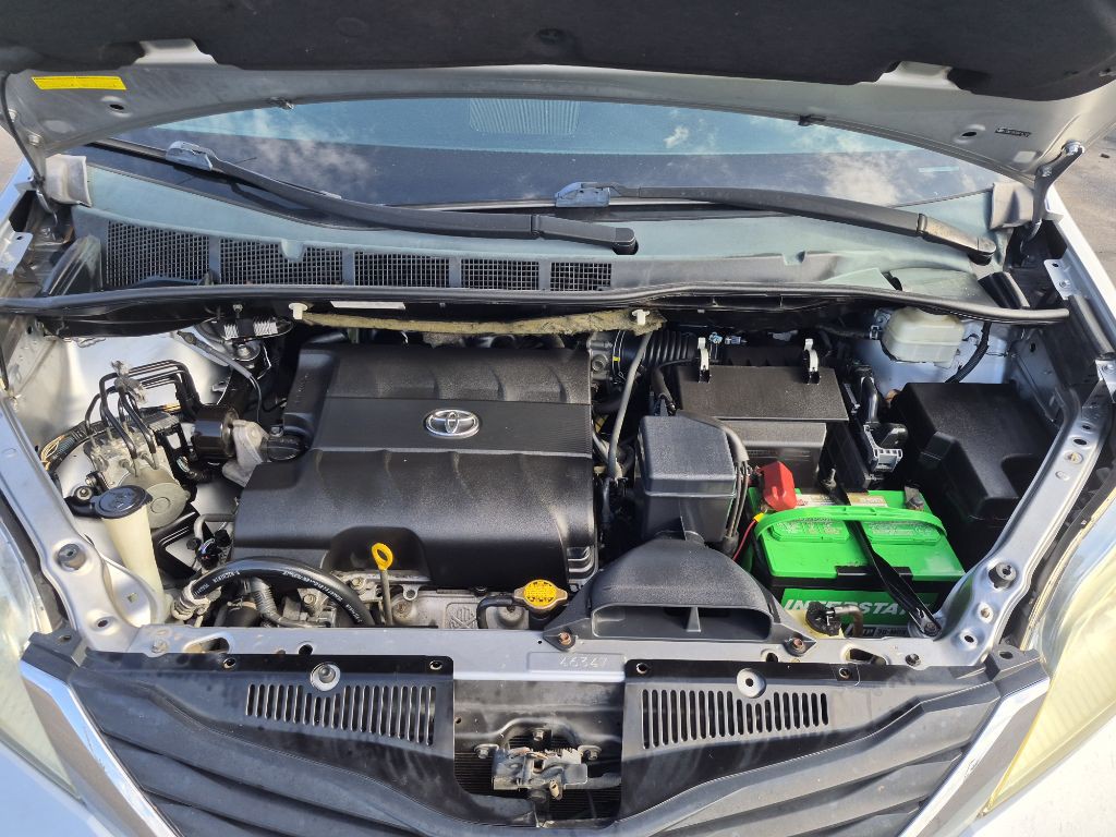 2011 Toyota Sienna Image 22