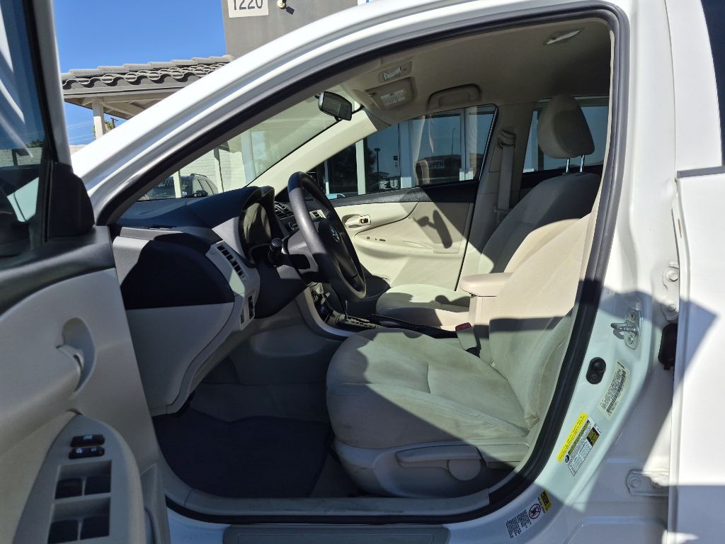 2013 Toyota Corolla Image 9