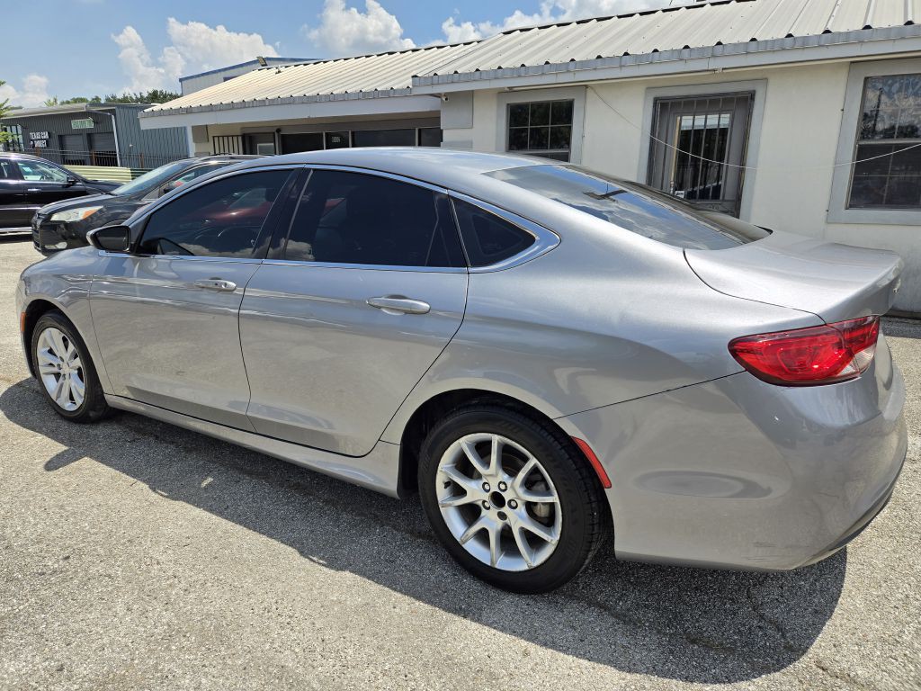2016 Chrysler 200 Image 4