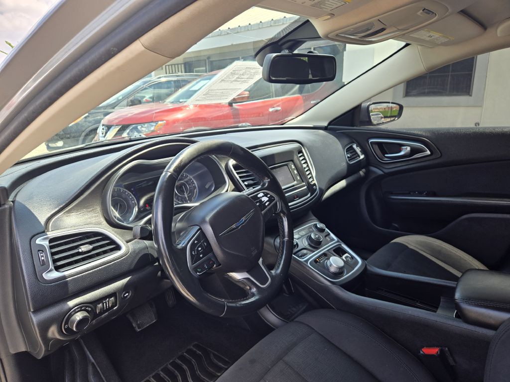 2016 Chrysler 200 Image 5