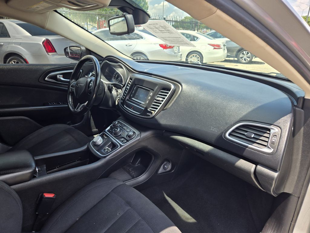 2016 Chrysler 200 Image 6