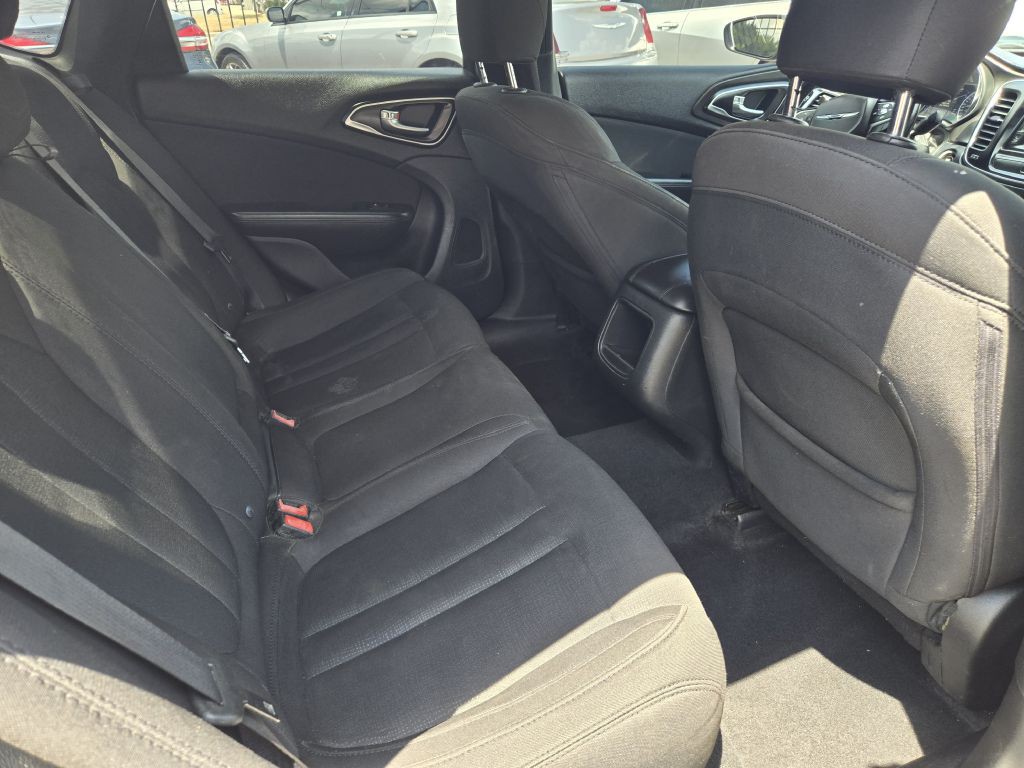 2016 Chrysler 200 Image 7