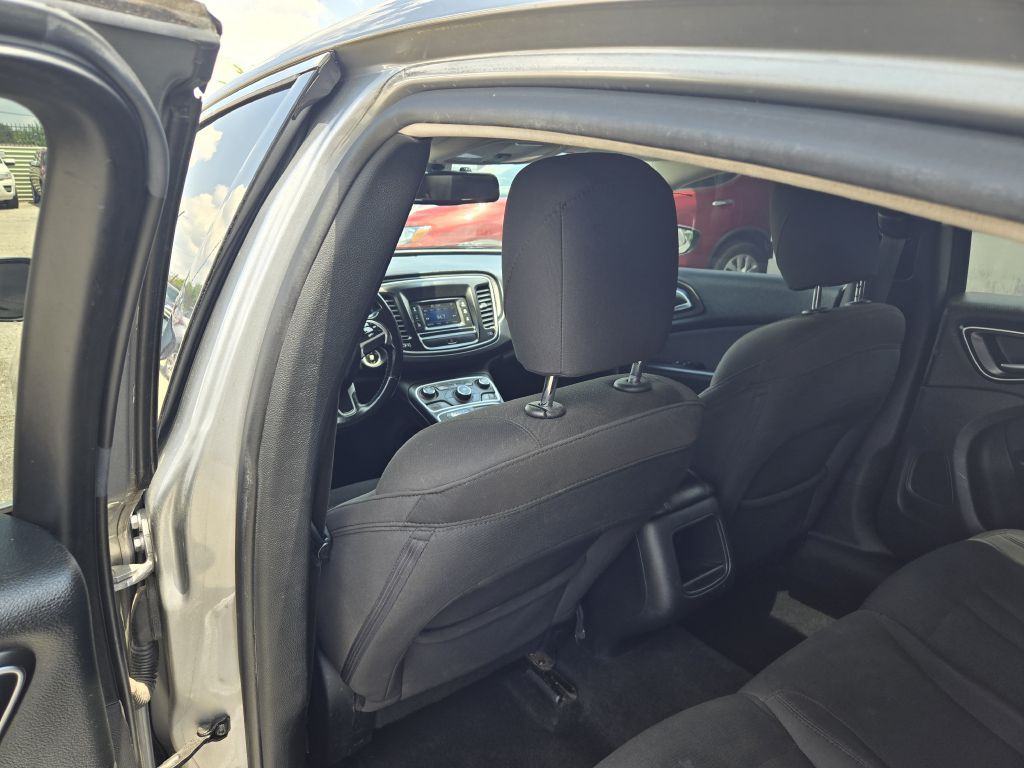 2016 Chrysler 200 Image 8