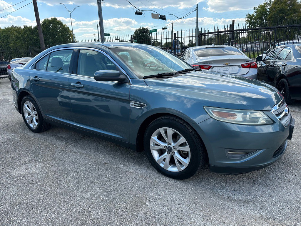 2010 Ford Taurus Image 2