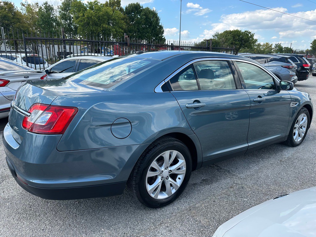 2010 Ford Taurus Image 3