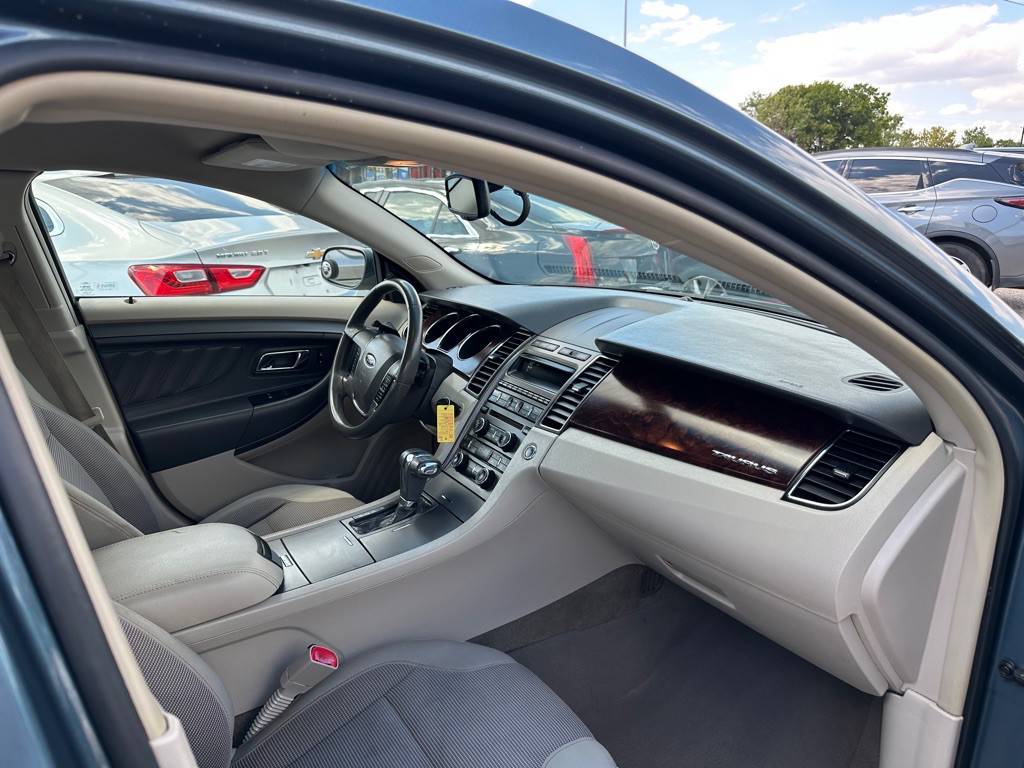 2010 Ford Taurus Image 8
