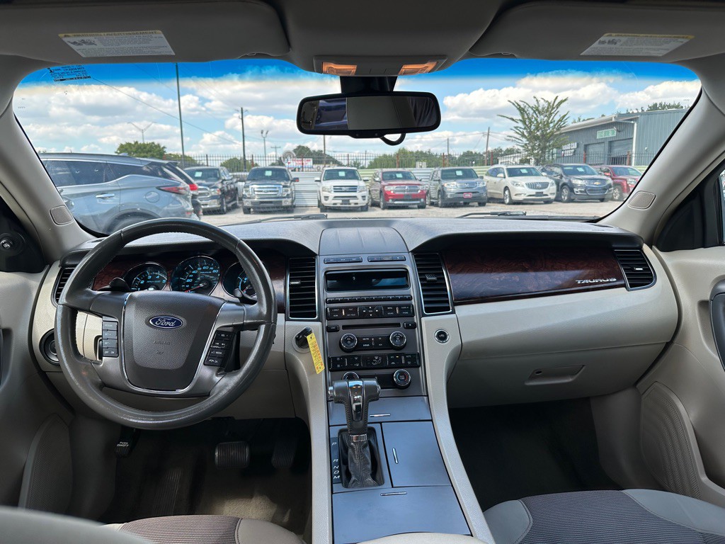 2010 Ford Taurus Image 9