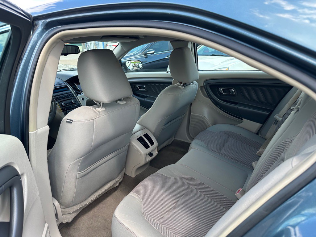 2010 Ford Taurus Image 10