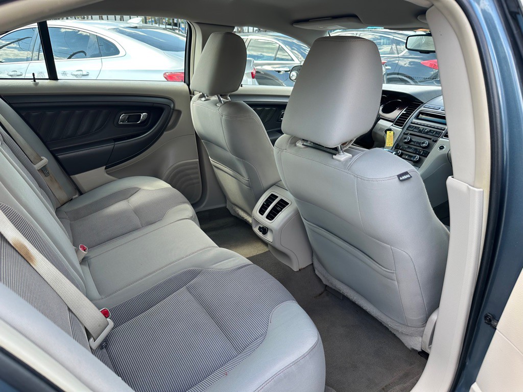 2010 Ford Taurus Image 11