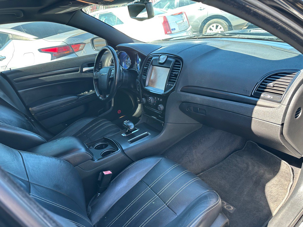 2012 Chrysler 300 Image 8
