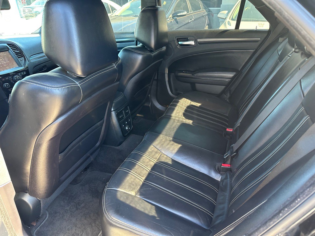 2012 Chrysler 300 Image 11