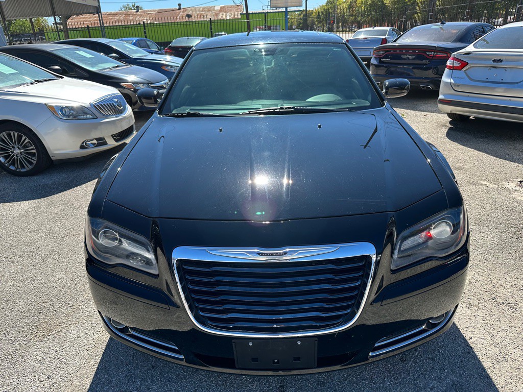 2012 Chrysler 300 Image 2