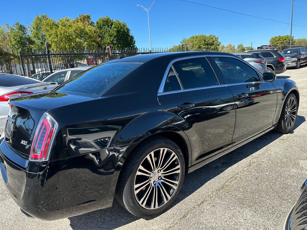 2012 Chrysler 300 Image 4