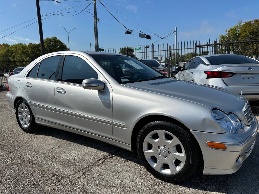 2005 Mercedes-Benz C-Class Image 2