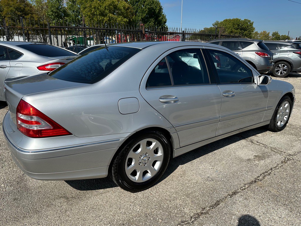 2005 Mercedes-Benz C-Class Image 3