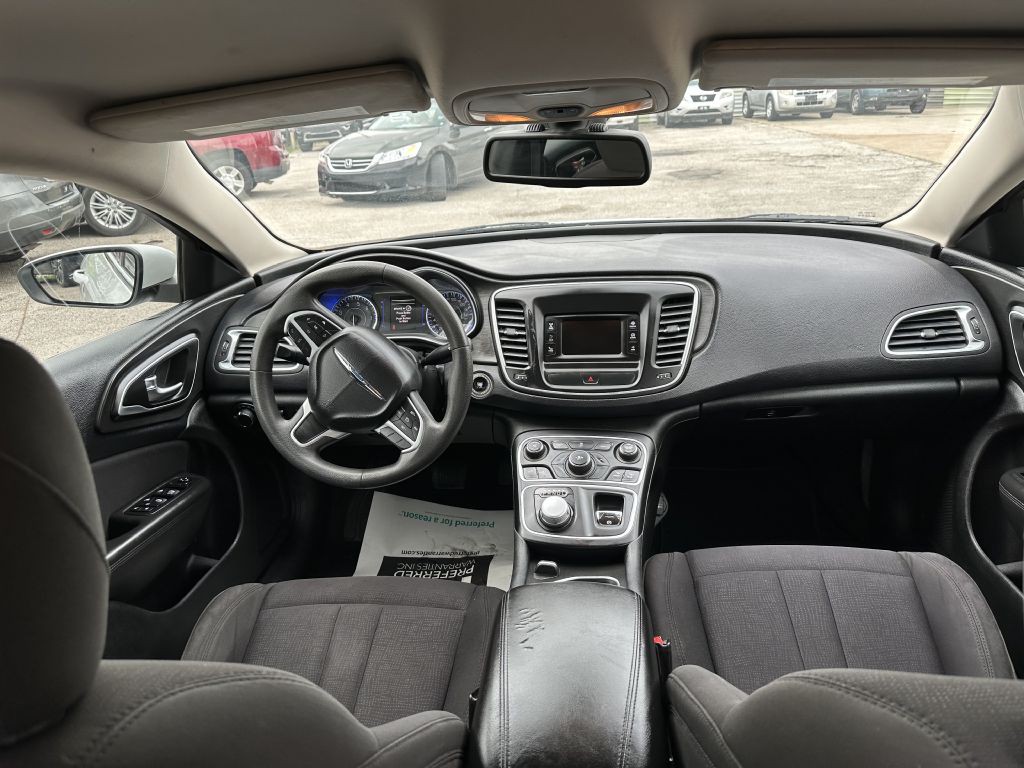 2015 Chrysler 200 Image 5